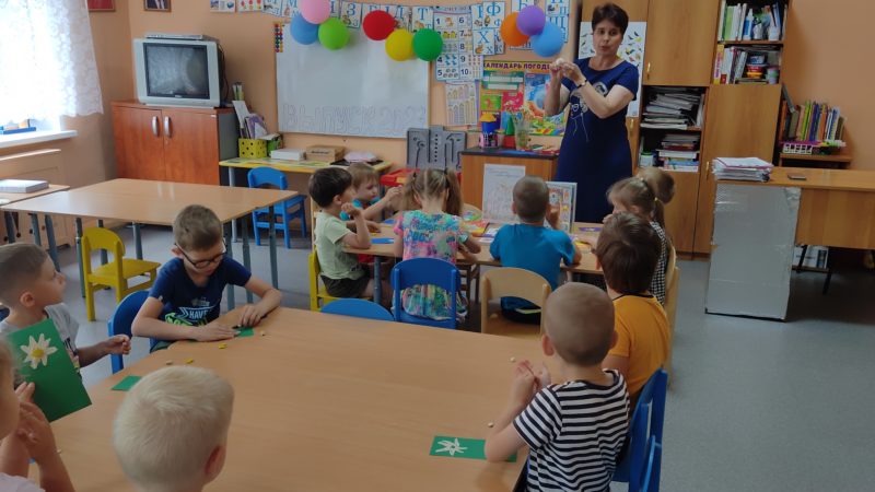 В Колюбакинском детском саду слепили ромашки из пластилина