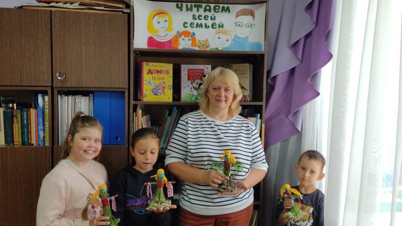 Колюбакинцы мастерили куклу из травы