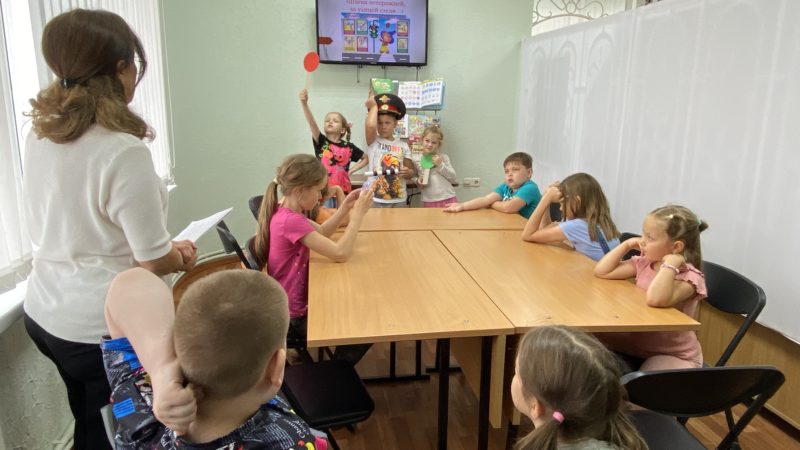 Тучковские ребята играючи вспоминали, как себя вести на дороге