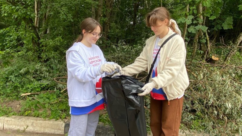 Волонтеры наводили чистоту в поселке Беляная Гора