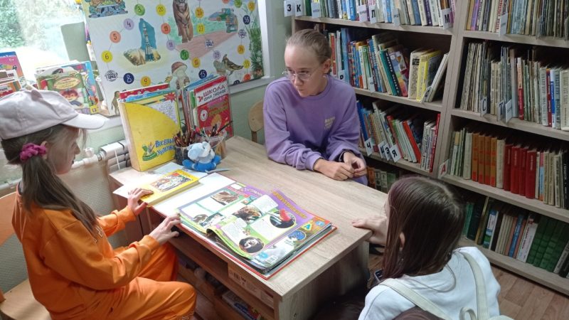 Юные тучковцы читали и играли в библиотеке