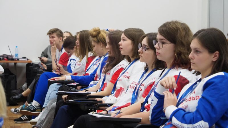 Добровольцы обсуждают роль волонтеров в жизни общества