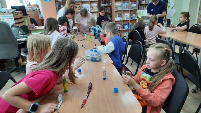 Юные тучковцы делали змейку в технике оригами