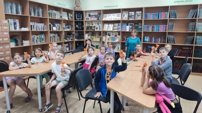 Закладки-тигрята сделали в Тучковской библиотеке