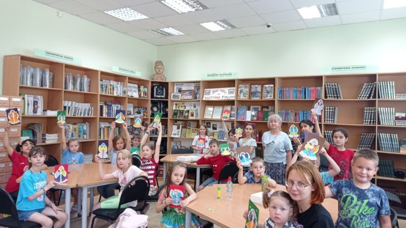 Тучковцы занимались аппликацией в библиотеке