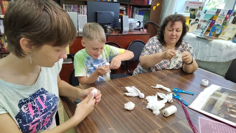 В Краснооктябрьской библиотеке мастерили ангелов-хранителей