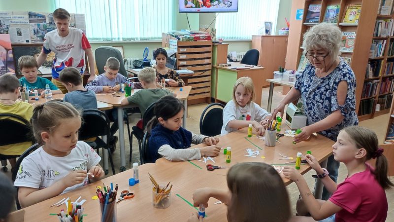 Юные тучковцы мастерили объемную ромашку