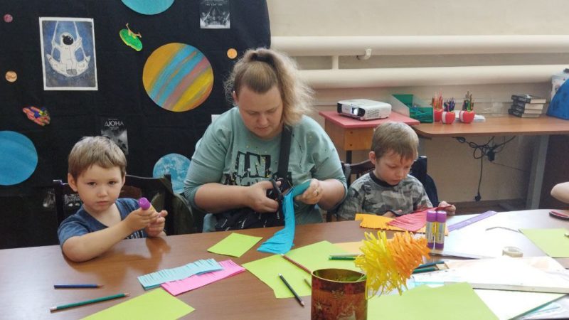 Ружане готовились ко Дню сюрпризов в библиотеке