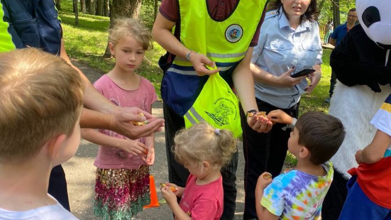 На Городке госавтоинспекторы напомнили детям о безопасности