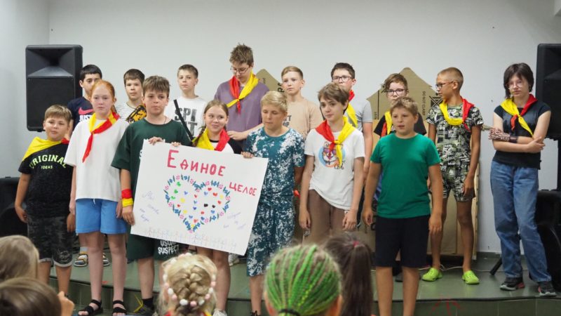 Участники клуба «Каникулы в Молодежке» представили свои визитки