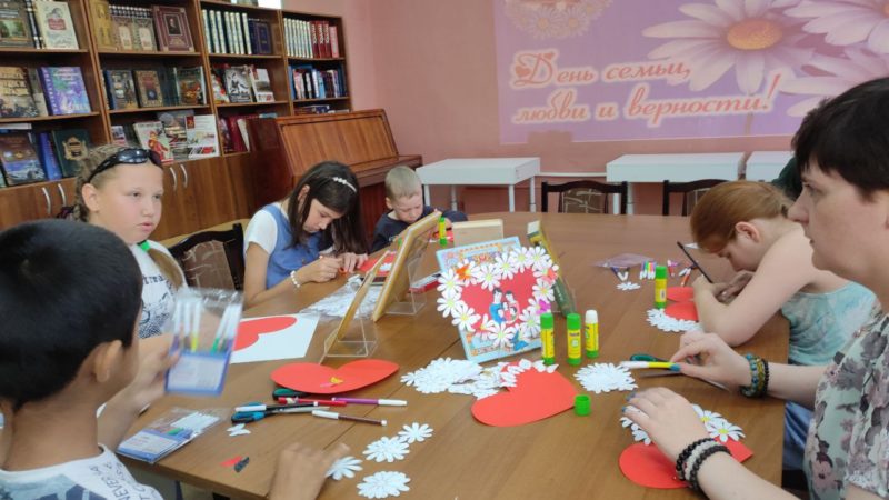 Юные ружане делали подарки для своей семьи