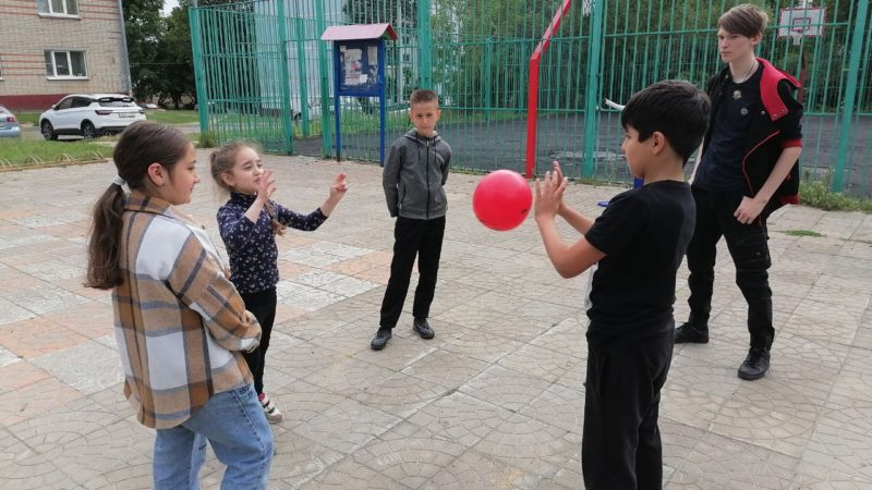 Библиотекари провели игровую программу на детской площадке