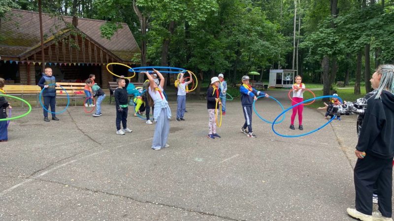 На Городке ребята выполняли упражнения с обручем