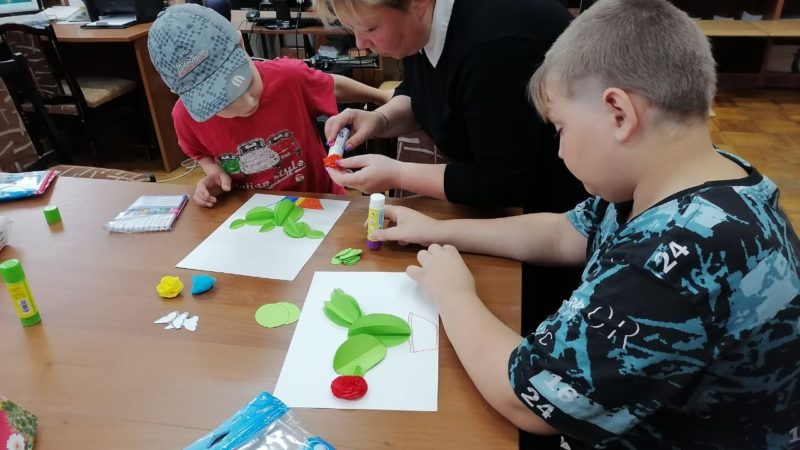 Юные ружане делали аппликацию