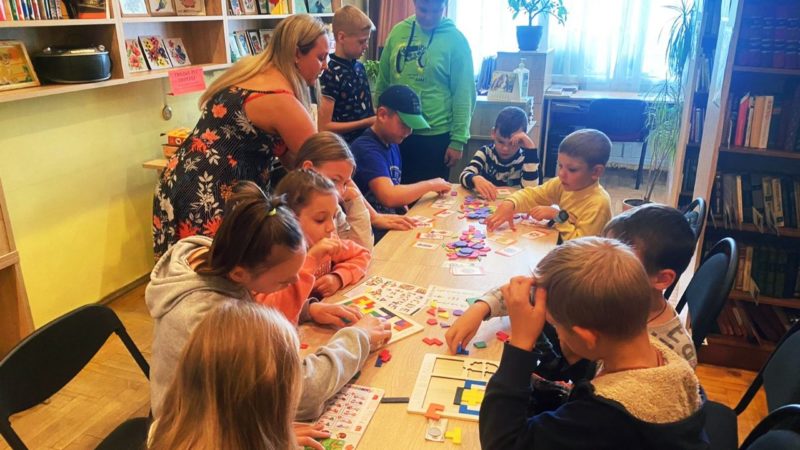 Космодемьянцы играли и общались в библиотеке