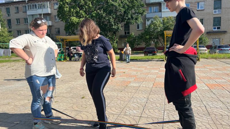 Юные ружане играли во дворе вместе с библиотекарем