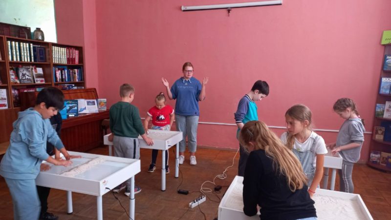 Юные ружане рисовали песком морских обитателей