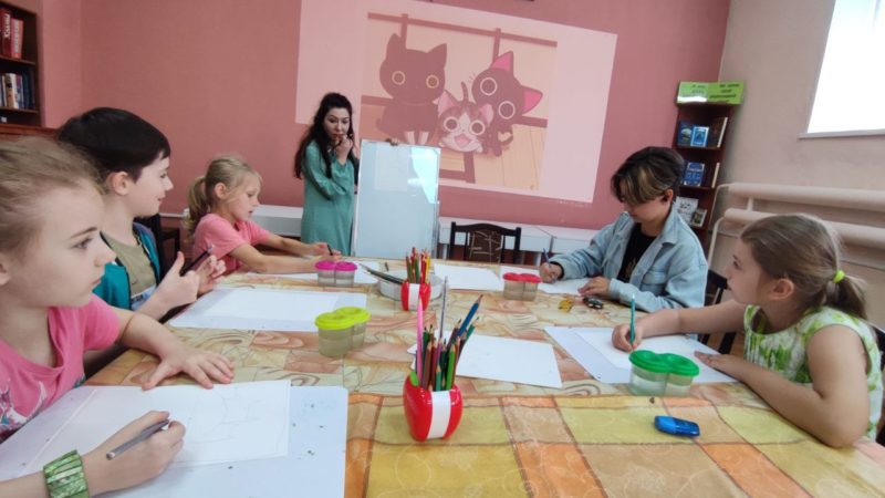 Юные ружане рисовали под руководством выдающегося специалиста