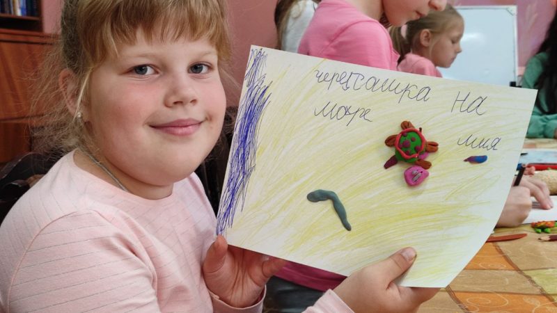 Рузские школьники слепили черепашек в библиотеке