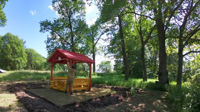 В подмосковных лесах завершили установку мест отдыха граждан