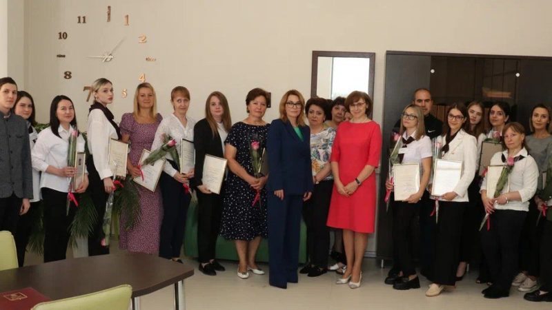 Сотрудников МФЦ поздравили с праздником