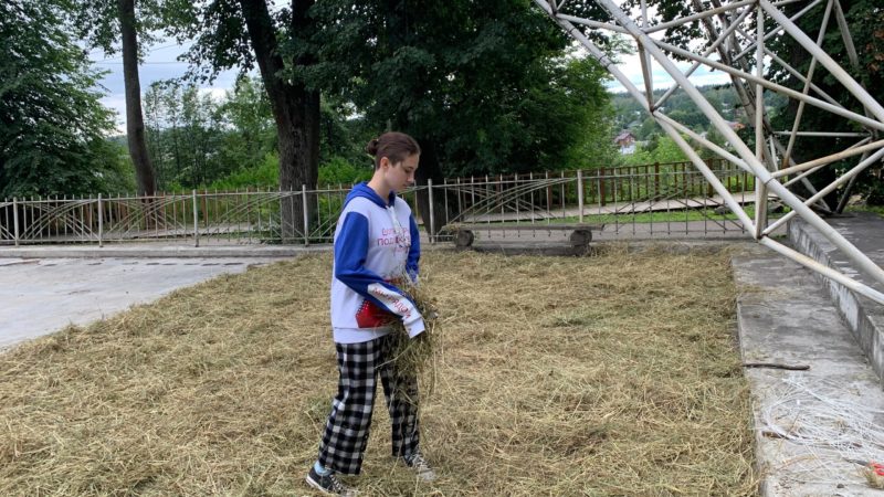 Волонтеры Ресурсного центра готовят площадки для фестиваля на Городке