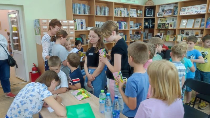 Поэтесса Татьяна Романова поиграла с юными тучковцами и подарила свои книги