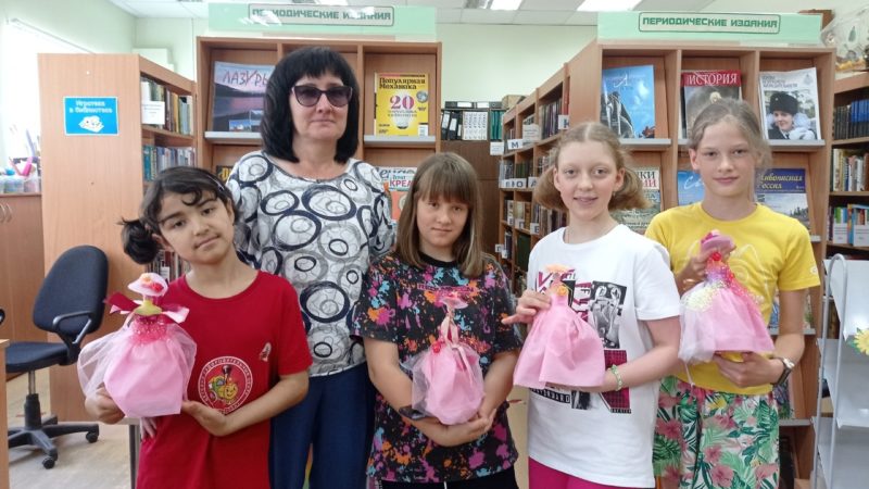 В Тучковской библиотеке девочки попробовали себя в роли модельеров