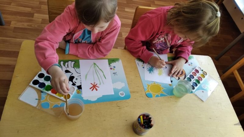 Юные тучковцы рисовали цветы