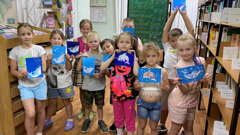 Тучковцы рисовали веселого дельфина