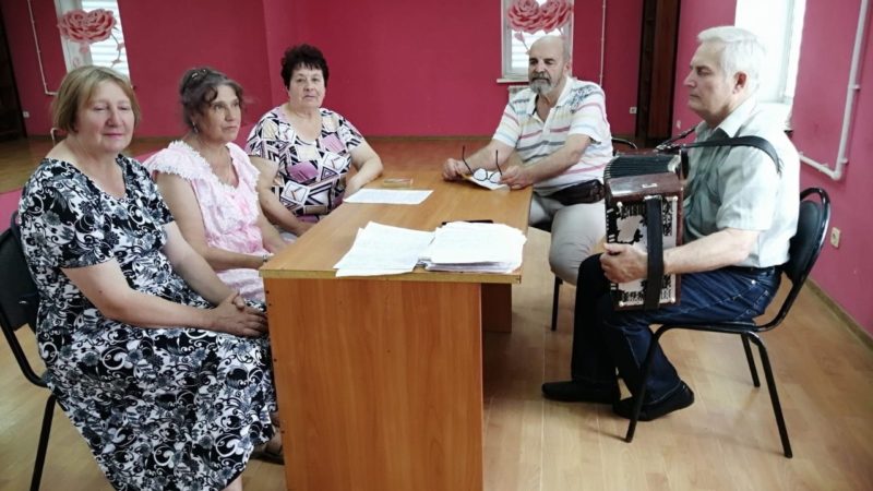 Тучковцы пели и танцевали вместе с дуэтом «Надежда»