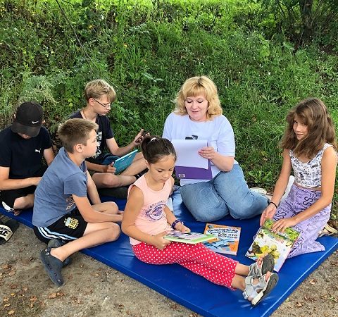 Старониколаевская детвора читала и играла на природе