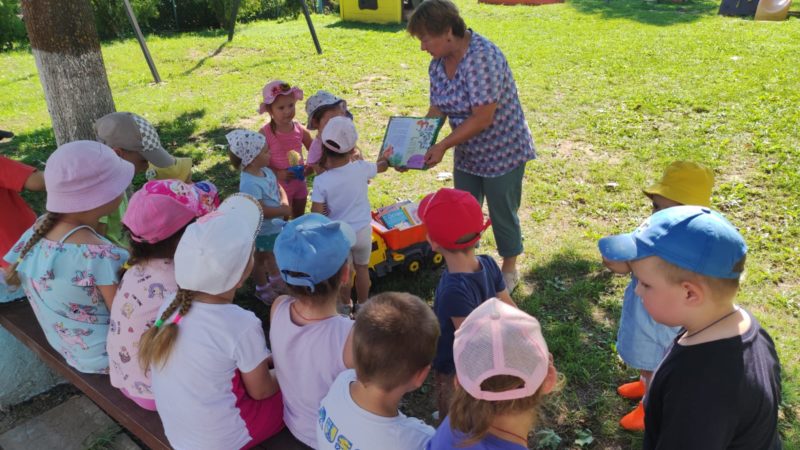 Летний читальный зал Сытьковской библиотеки – в детском саду