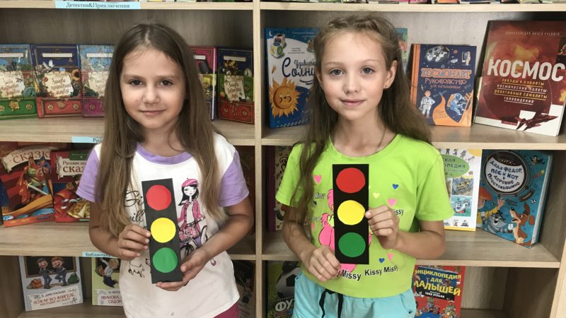 В Никольской библиотеке повторили дорожные правила и смастерили светофоры
