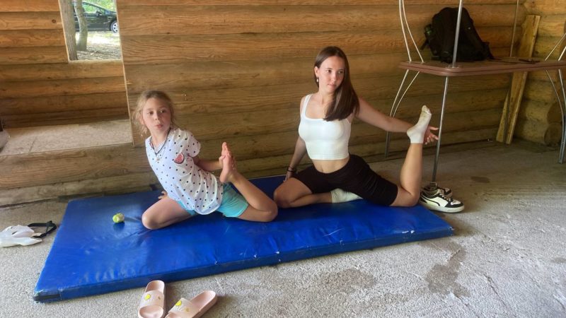 Посетители Городка выполняли упражнения по системе йоги