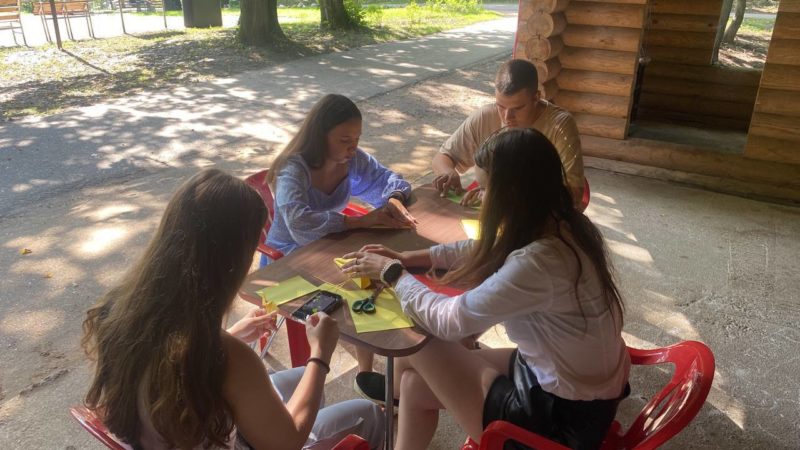 На Городке мастерили фигурки из бумаги