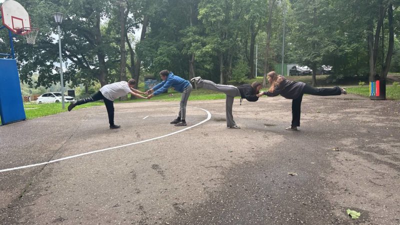 Посетители Городка занимались гимнастикой