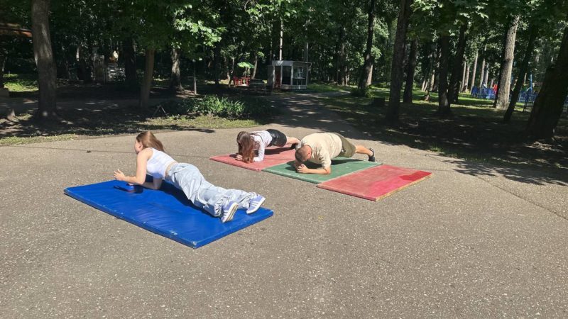 Посетители Городка занимаются фитнесом