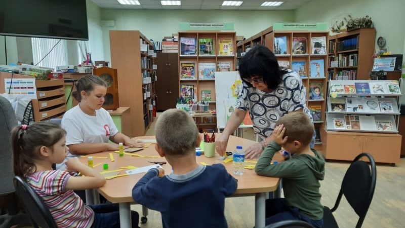 Волонтеры помогают сотрудникам Тучковской библиотеки