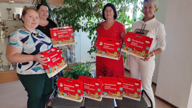 Гимназисты помогают малоимущим семьям собрать детей в школу