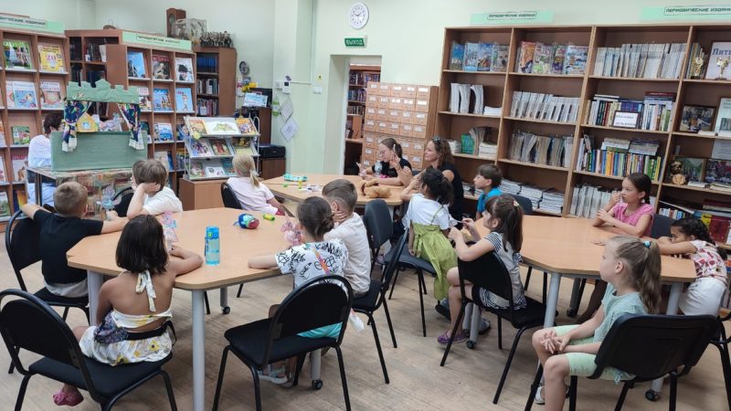 «Репку» на современный лад инсценировали в Тучковской библиотеке