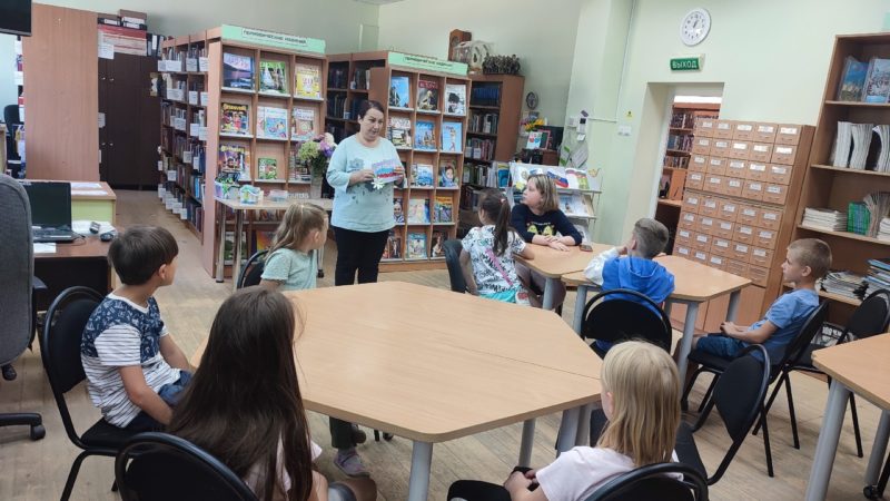 Тучковские ребята смастерили поделки с флагом России