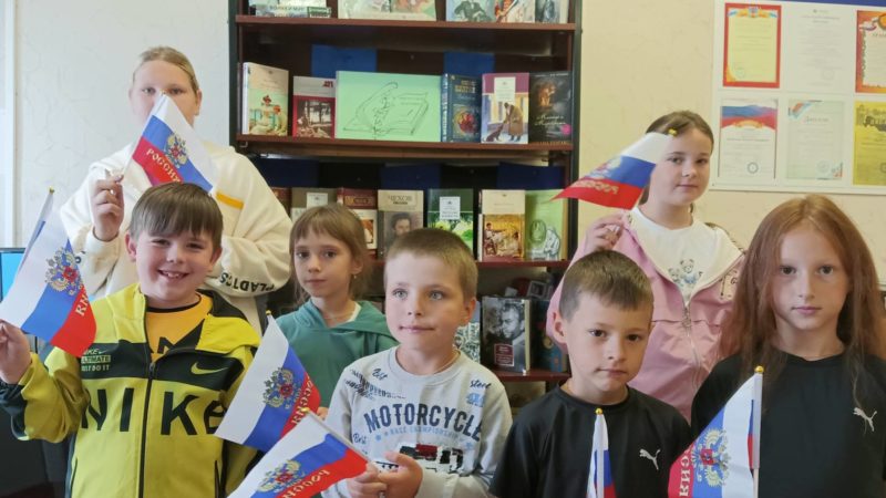 Покровские школьники изучили флаг России