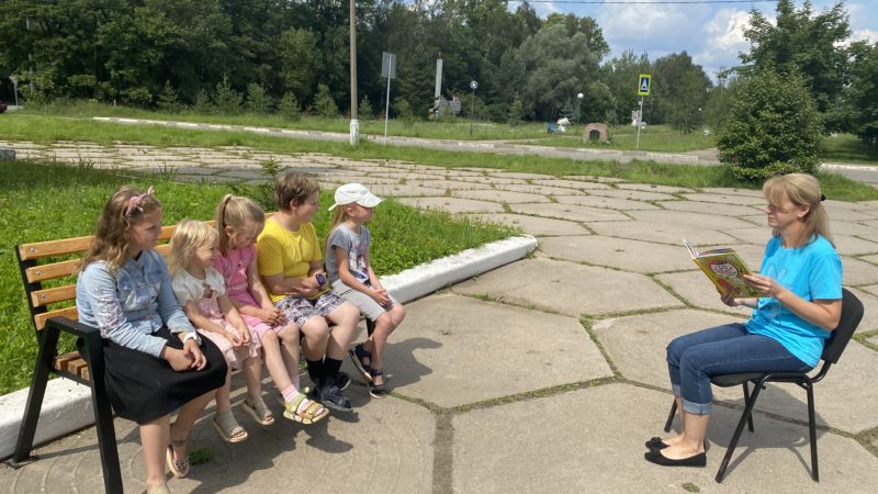 Космодемьянские ребята слушали сказки на открытом воздухе