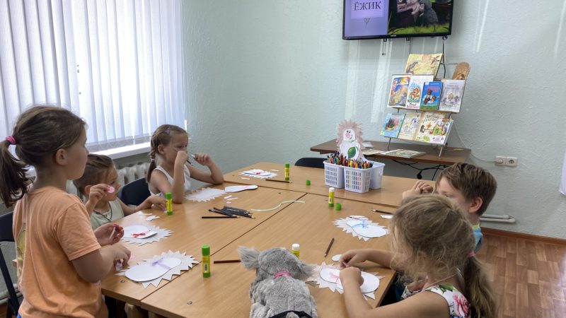 Маленькие тучковцы завели себе ежиков, которых можно погладить