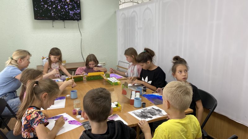 В Тучковской детской библиотеке творили юные художники