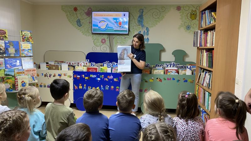 Тучковская детская библиотека участвует в акции «Книжка на ладошке»