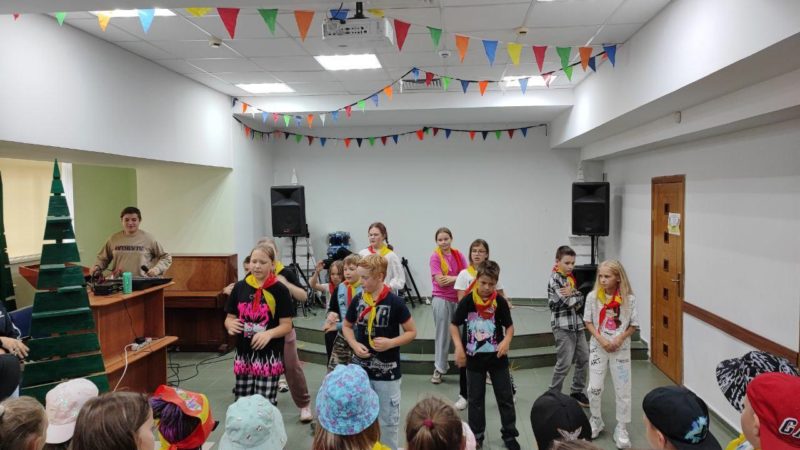 Участники клуба «Каникулы в Молодежке» показали креативные танцы