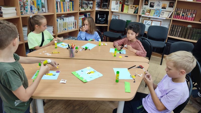 Юные тучковцы делали аппликации к Медовому спасу