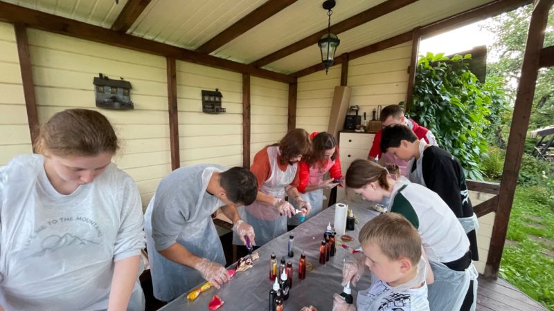 Дороховчане расписывали футболки и шопперы